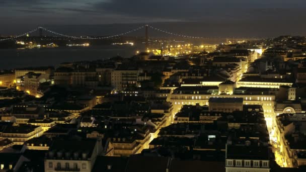 4月25日晚上背景下的里斯本市中心灯火通明的街道与葡萄牙圣约瑟城堡的景观 — 图库视频影像
