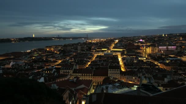 ポルトガルの夜にライトアップされたリスボンの街並のサンノゼ城からの広いクリップ — ストック動画
