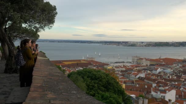 Λισαβόνα Πορτογαλία Μαΐου 2019 Τουρίστες Φωτογραφίζουν Αστικό Τοπίο Της Λισαβόνας — Αρχείο Βίντεο