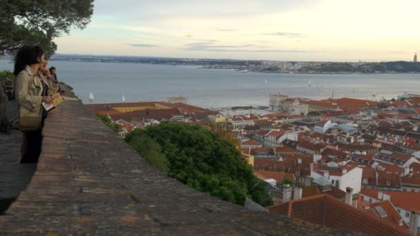 葡萄牙里斯本 2019年5月18日 葡萄牙圣若热城堡的游客在里斯本市中心观看日落 — 图库视频影像