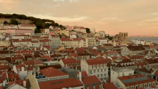 Clipe Elevado Telhados Vermelhos Icónicos Centro Lisboa Durante Pôr Sol — Vídeo de Stock