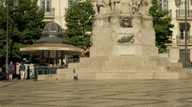 Sabahın ortasında Lizbon 'daki Praca Luis de Camoes' un geniş açılı klipsi. Yerel halk ve turistler buradan geçiyor