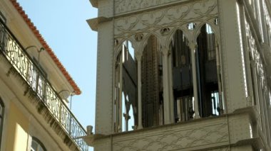 Lizbon 'daki Elevador Santa Justa' da Carmo Manastırı 'na yükselen bir arabanın uzun yakın klibi. 