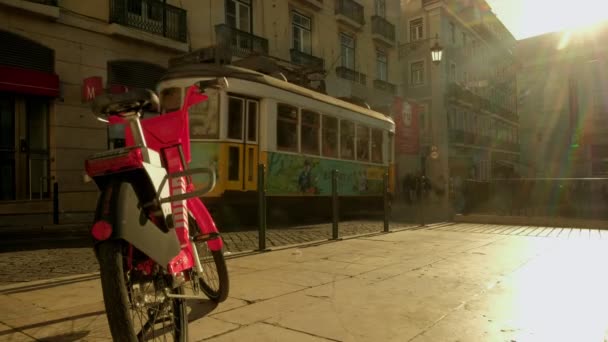 プラハ ルイス カモスに停車中のトラムの美しいバックライト付きショット 夜明けに撮影し 電動自転車で囲まれた — ストック動画