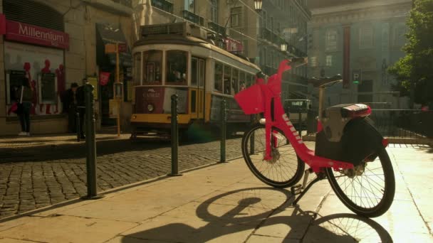 トラムの美しいバックライト付きの広いクリップは プラハ ルイス カモスに停車します 夜明けに撮影し 電動自転車で囲まれた — ストック動画