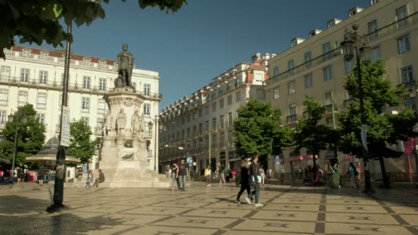 午前中にプラハルイスデカモス リスボンの低角度の広いクリップ 地元の人や観光客が通り過ぎる — ストック動画