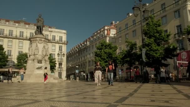 Clipe Médio Baixo Ângulo Praca Luis Camões Lisboa Durante Meio — Vídeo de Stock