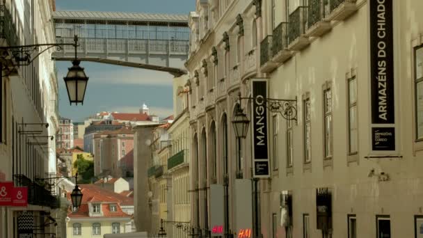 俯瞰Rua Carmo的长片镜头朝向Santa Justa的电梯 人们走过电梯桥 — 图库视频影像