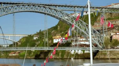 Lus I Köprüsü 'nün statik klibi üst güvertede yürüyen insanlar ve Portekiz, Porto' daki alt güvertede trafik