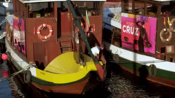 ポルト ポルトガル 2019年5月12日 ポルトガルのポルトを背景に 係留されている典型的な小型ツアーボートからLus Bridgeへの傾き — ストック動画