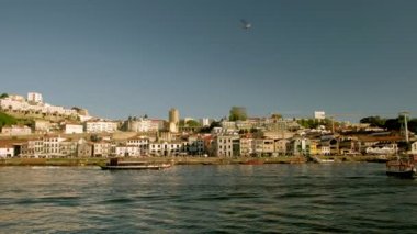 Portekiz 'deki Douro Nehri' nde turne teknesi olarak popüler Gaia gezinti güvertesinin geniş bir klibi
