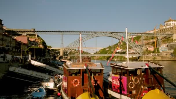 ポルトのRibeiraからポルトガルの有名なガイア遊歩道まで ドゥオーロ川とLus I橋を渡ってパン — ストック動画