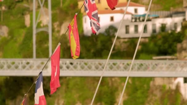 Cerrar Vídeo Banderas Internacionales Barco Colgando Oporto Portugal Fondo Desenfocado — Vídeos de Stock
