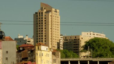 Uzun bir apartman bloğunun önünden geçen Porto Cable Car 'ın uzun bir görüntüsü.. 