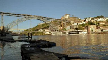 Porto 'daki Ponte Luis Köprüsü' nün geniş açılı görüntüsü. 