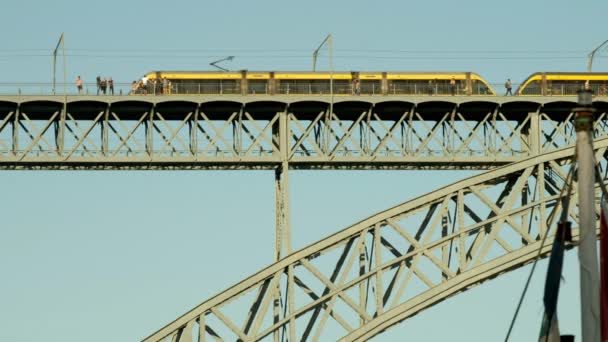 Longue Agrafe Téléobjectif Tramway Traversant Arche Ponte Luis Dans Centre — Video