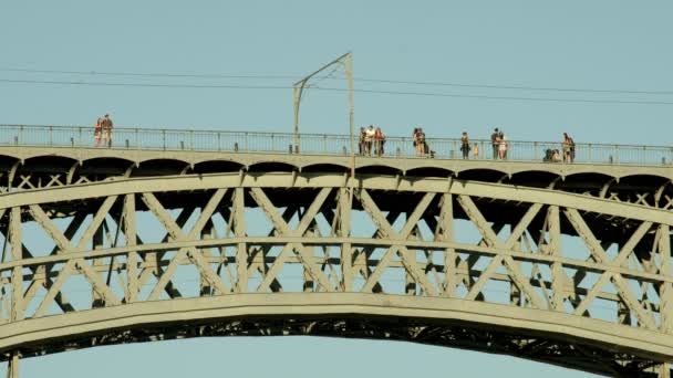 葡萄牙波尔图市中心一辆穿越路易斯桥拱门的电车的长心灵感应卡 — 图库视频影像