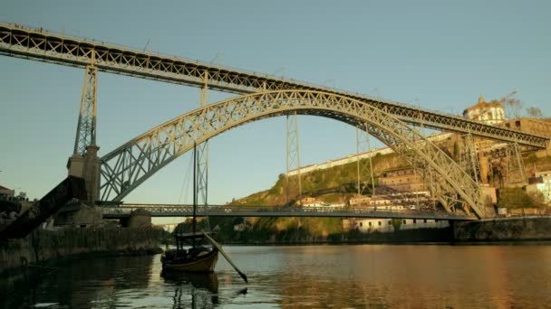 Nízký Širokoúhlý Klip Mostu Ponte Luis Při Západu Slunce Rámovaný — Stock video