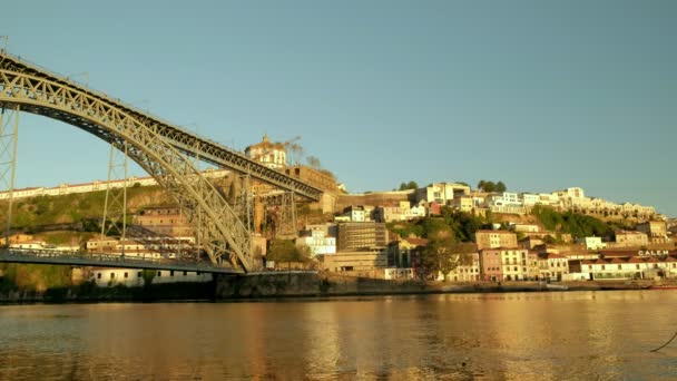 Pan Över Floden Douro Till Ponte Luis Bron Solig Vårkväll — Stockvideo
