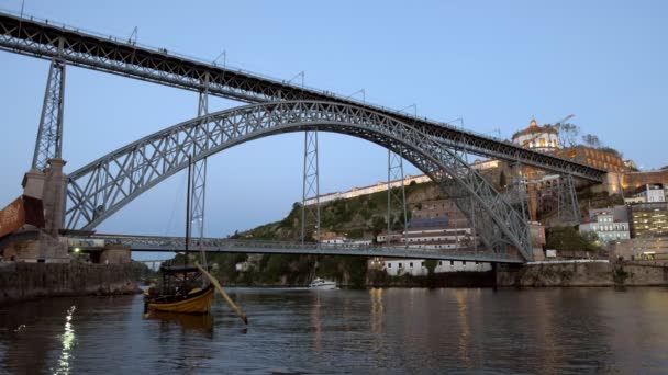 Barco Velocidade Passa Sob Ponte Luis Porto Durante Crepúsculo Noite — Vídeo de Stock
