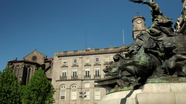 ポルトガルのポルトの歴史的な地域で証券取引所宮殿を明らかにするために記念碑からInfante Dom Henriqueへのカメラスライド — ストック動画