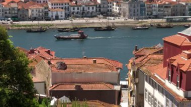 Portekiz, Porto 'dan Douro Nehri' ni geçen tur teknesinin yüksek klibi. Arka planda Haham tekneleriyle Popüler Gaia gezinti güvertesi var.