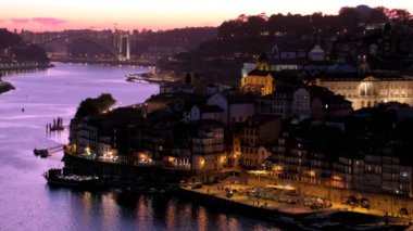 Porto üzerinde uzun bir alacakaranlık şarjörü. Ponte Luis Köprüsü 'nün güneyinden Bairro da Ribeira ve Ponte Arrabida' ya bakarken çekildi.