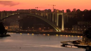 Portekiz, Porto 'da Ponte Arrabida' dan geçen statik telefoto klibi. Günbatımından sonraki alacakaranlıkta çekildi