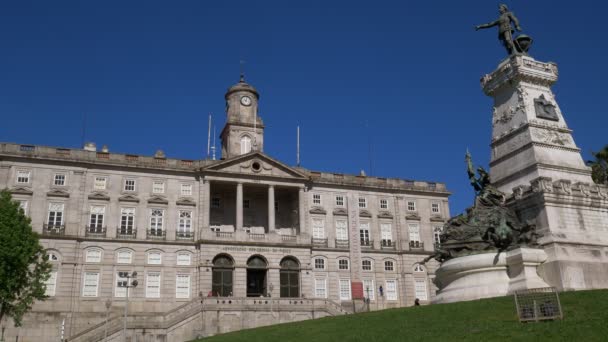 ポルトガルのポルトにあるドム ヘンリクへの記念碑の静的な広いクリップ ボルサ宮殿は背景に見ることができます — ストック動画