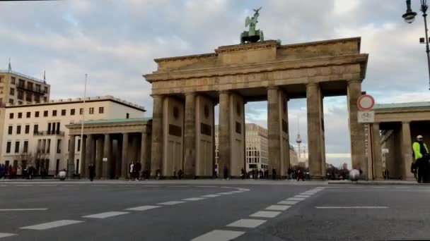Низкоугольный Тайм Бранденбургских Ворот Берлине Закате Автомобили Пешеходы Проезжают Солнце — стоковое видео