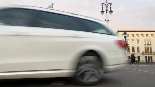 Low Angle Time Lapse Clip Van Brandenburger Tor Berlin Van — Stockvideo