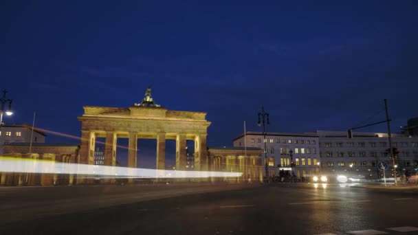 Nocny Zanik Bramy Brandenburskiej Berlinie Powolna Prędkość Migawki Rejestruje Ścieżki — Wideo stockowe