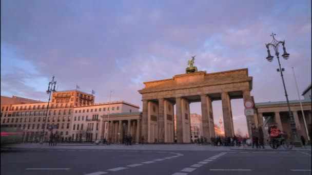 柏林勃兰登堡城门的低角度日落时分 尖峰时刻的交通和行人经过 壮观的云彩掠过头顶 20第二版 — 图库视频影像