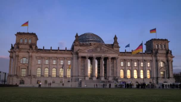 Låg Vinkel Dag Till Natt Time Lapse Reichstag Byggnaden Berlin — Stockvideo
