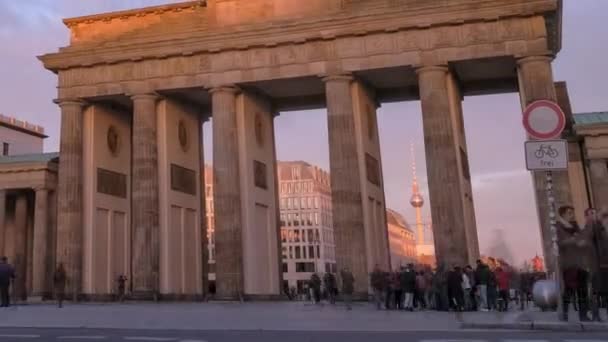 黄昏时分 从柏林电视塔向后放大 以揭示勃兰登堡门 20第二版 — 图库视频影像