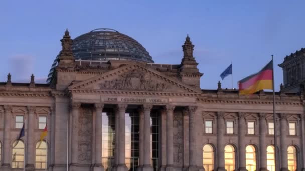 Dag Tot Schemering Time Lapse Als Camera Zoomt Van Reichstag — Stockvideo