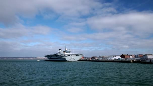 ポーツマス港と並んで航空母艦ハムズ プリンス ウェールズの広角追跡ショット 船を動かすことから — ストック動画
