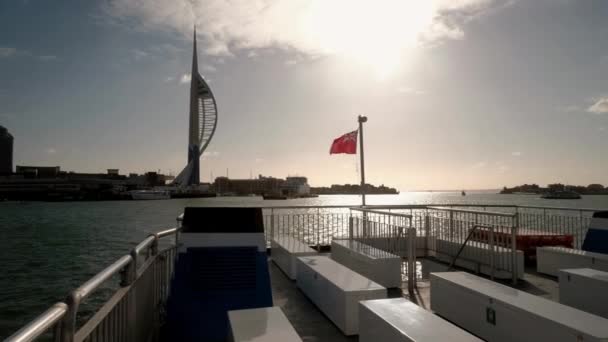 Silueta Retroiluminada Torre Spinnaker Tomada Barco Turístico Movimiento Puerto Portsmouth — Vídeos de Stock