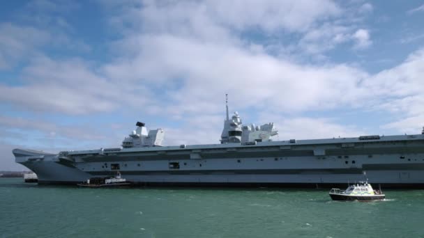 Medium Spårning Skott Hangarfartyg Hms Prince Wales Tillsammans Portsmouth Harbour — Stockvideo