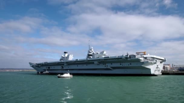 Gran Angular Seguimiento Disparo Portaaviones Hms Prince Wales Junto Portsmouth — Vídeo de stock