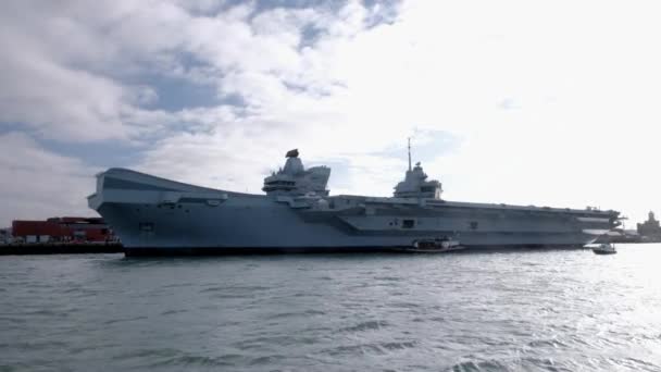 Hintergrundbeleuchtete Breite Clip Des Flugzeugträgers Hms Prince Wales Portsmouth Angedockt — Stockvideo