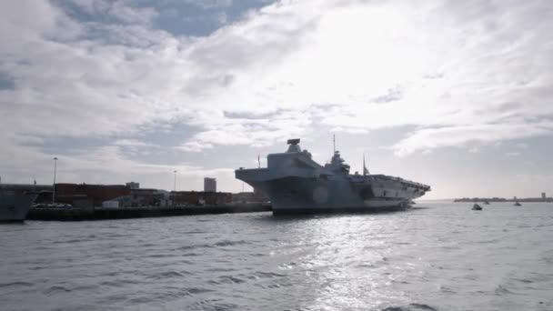 威尔士王子号航空母舰在朴茨茅斯停靠的背光宽片 背景是斯宾诺克塔 — 图库视频影像