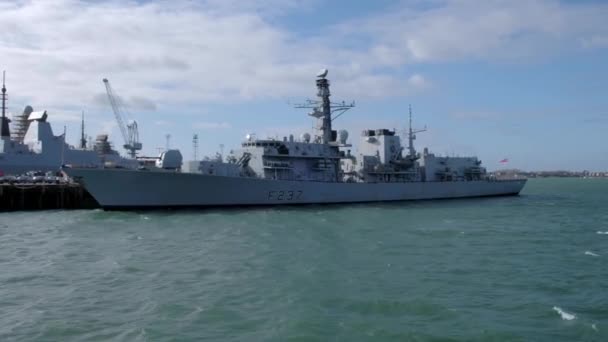 Câmera Rastreia Fragata Marinha Real Britânica Hms Westminster Atracada Portsmouth — Vídeo de Stock