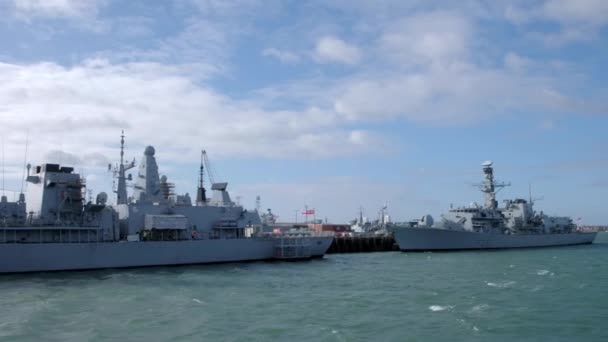 イギリス海軍のフリゲート ハムズ ウェストミンスターとハンズ ケントがポーツマスに停泊していた 船を動かすことから — ストック動画