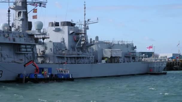 Cierre Clip Seguimiento Hms Kent Mientras Está Atracado Portsmouth Harbour — Vídeos de Stock