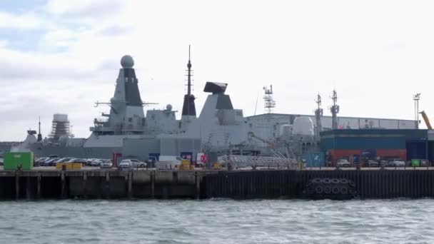 Haditengerészet Típusú Rombolójának Nyomkövetője Portsmouth Kikötőjében — Stock videók