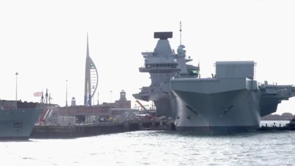 Camera Tracks Bow Aircraft Carrier Hms Prince Wales Spinnaker Tower — Stock Video