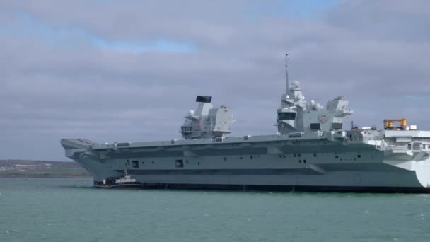 Langsamer Clip von Hms Prince of Wales von einem ausfahrenden Ausflugsboot im Hafen von Portsmouth