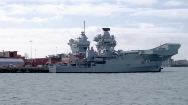 Clip Seguimiento Amplio Hms Echo Con Portaaviones Hms Prince Wales — Vídeos de Stock