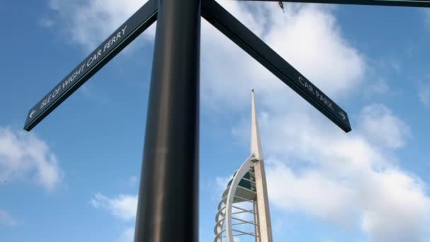 Portsmouth Taki Spinnaker Kulesi Yavaşça Indirin Bir Tabela Tarafından Çerçevelenmiş — Stok video